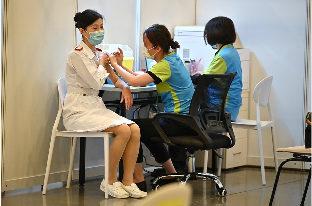 一名醫護人員在香港一家診所接種COVID-19新冠疫苗。