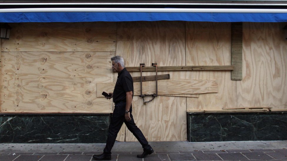 En Puerto Rico, la gente se prepara para la llegada de María. Preparaciones en Puerto Rico ante la llegada de María