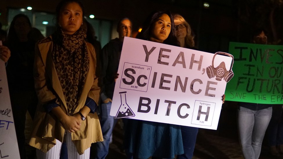 Una de las curiosidades ante la marcha de este sábado es ver qué tipo de carteles portan los científicos. Imagen de una marcha pasada