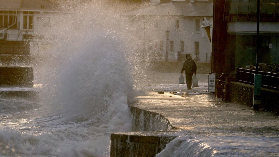 Волны разбиваются о побережье в Суонедж в Дорсете