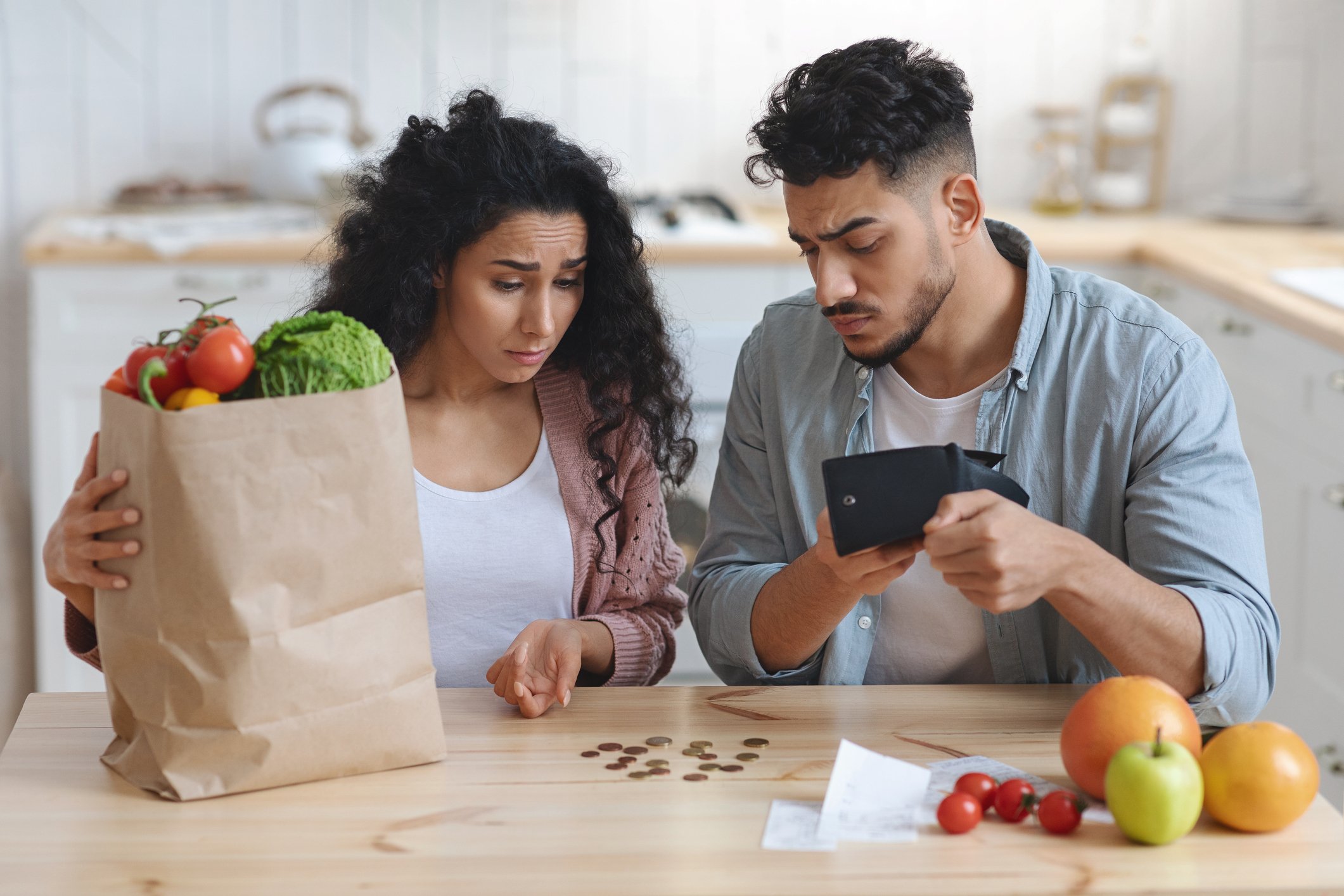 زوجان يحصيان ما تبقى لهما من أموال بعد أن انتهيا من التبضع
