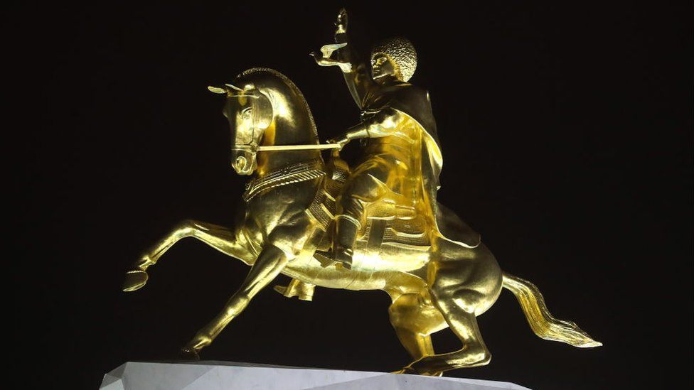 تمثال للرئيس بيردي محمدوف وهو يمتطي حصانا