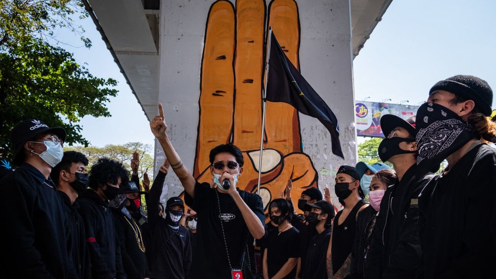 مجموعة من الشباب يشاركون في عرض الهيب هوب المناهض للانقلاب، في يانغون، ميانمار