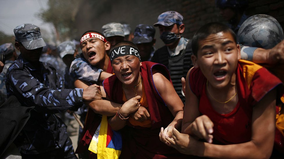Un grupo de tibetanos son detenidos por la fuerza por la policía nepalí durante una protesta pro-tibetana fuera del consulado chino el 30 de marzo de 2008 en Katmandú, Nepal.