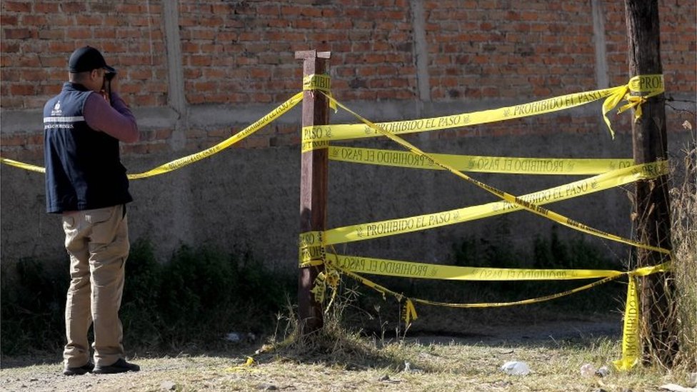 Судебно-медицинский эксперт делает снимок на месте, где было обнаружено массовое захоронение в районе Эль-Мирадор в Тладжомулько-де-Сунига
