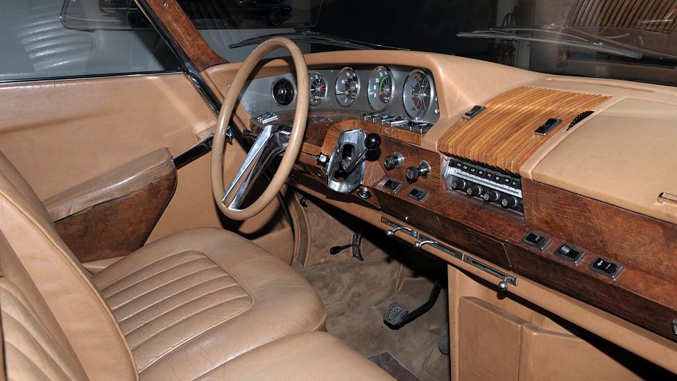 El interior del auto de De Gaulle. Dicen que por dentro es tan cómodo que es como viajar en la sala de tu casa. El interior del auto de De Gaulle.