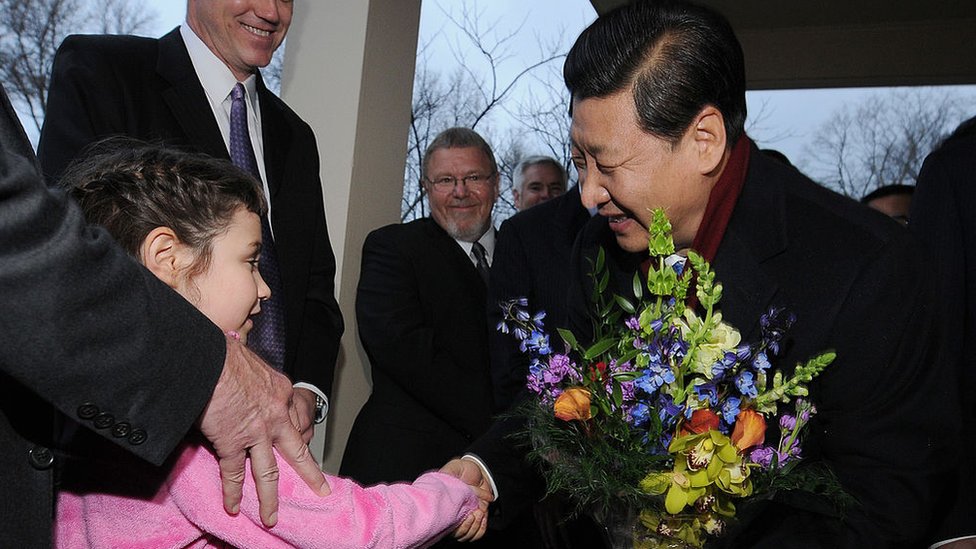 習近平2012年訪問愛荷華州時收到一名小女孩送的鮮花