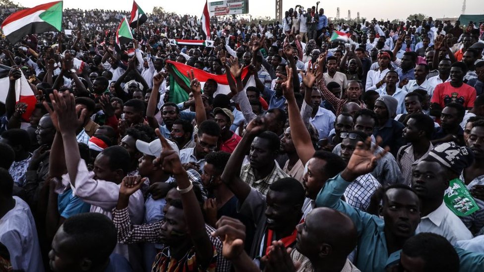 متظاهرون سودانيون