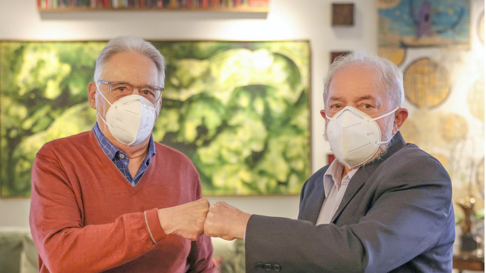De máscara, FHC e Lula se encontram para conversa e fazem cumprimento com as mãos