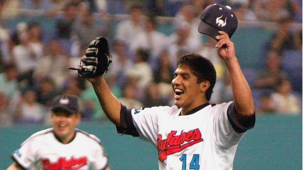 Мексиканский питчер Нарцисо Эльвира из Kintetsu Buffaloes вскидывает руки в воздух, чтобы отпраздновать это событие после того, как он устроил беспроигрышный матч против Seibu Lions во время профессионального бейсбольного матча Тихоокеанской лиги в Osaka Dome на западе Японии 20 июня 2000 | ||