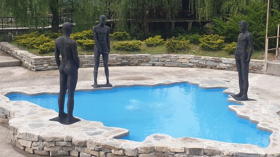 Три фигуры мочатся в бассейн, имеющий форму Боснии и Герцеговины