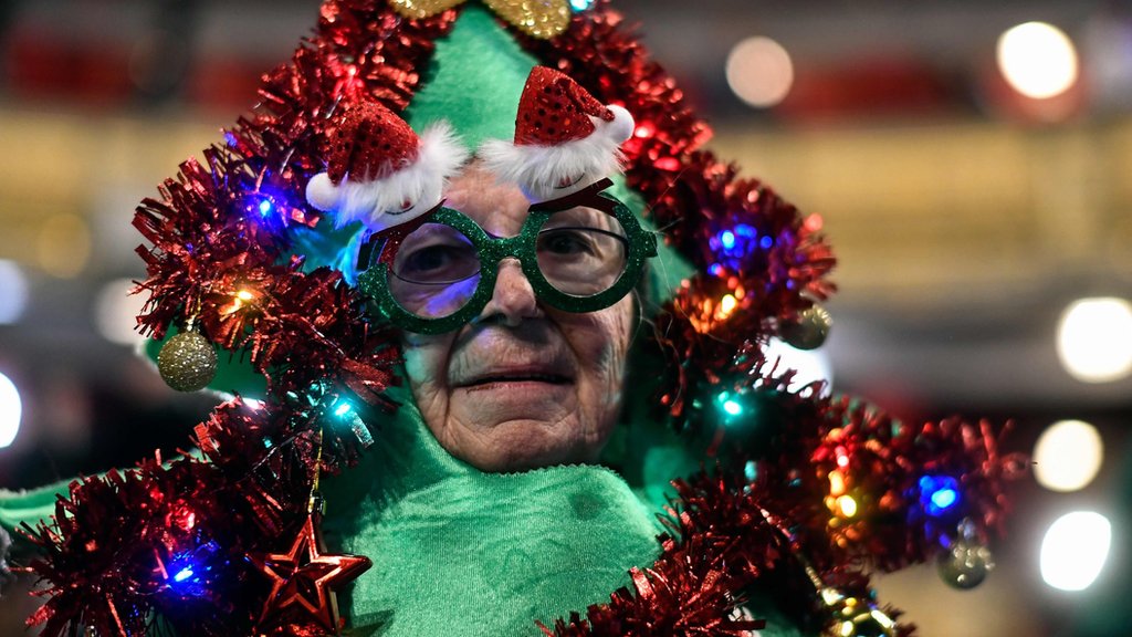 Женщина в костюме новогодней елки на розыгрыше в Королевском театре.