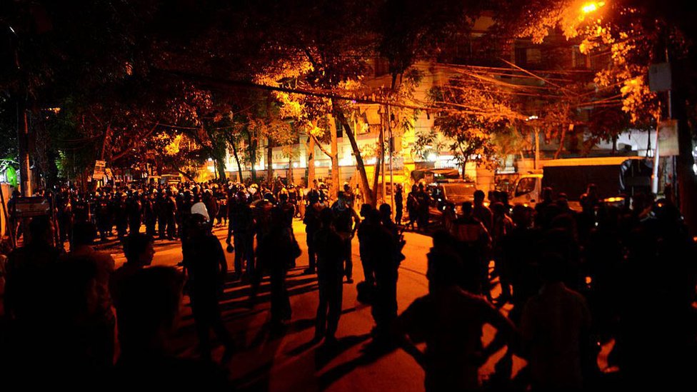 Сотрудники службы безопасности Бангладеш стоят на страже в Дакке в ночь осады