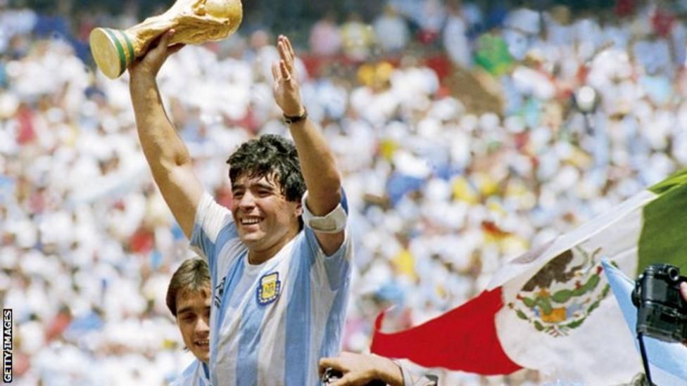 مارادونا رافعاً الكأس بعد فوز منتخب بلاده بكأس العالم 1986