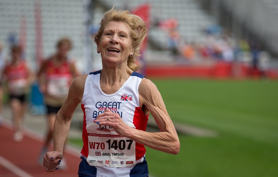 70-летняя Анджела Копсон устанавливает новый мировой рекорд в беге на 10 000 метров среди женщин. Ее время 44,25 минуты было на целые 3 минуты быстрее, чем существующий европейский рекорд на этой дистанции в ее возрастной группе (70-74 года) и на 18 секунд быстрее, чем существующий мировой рекорд.