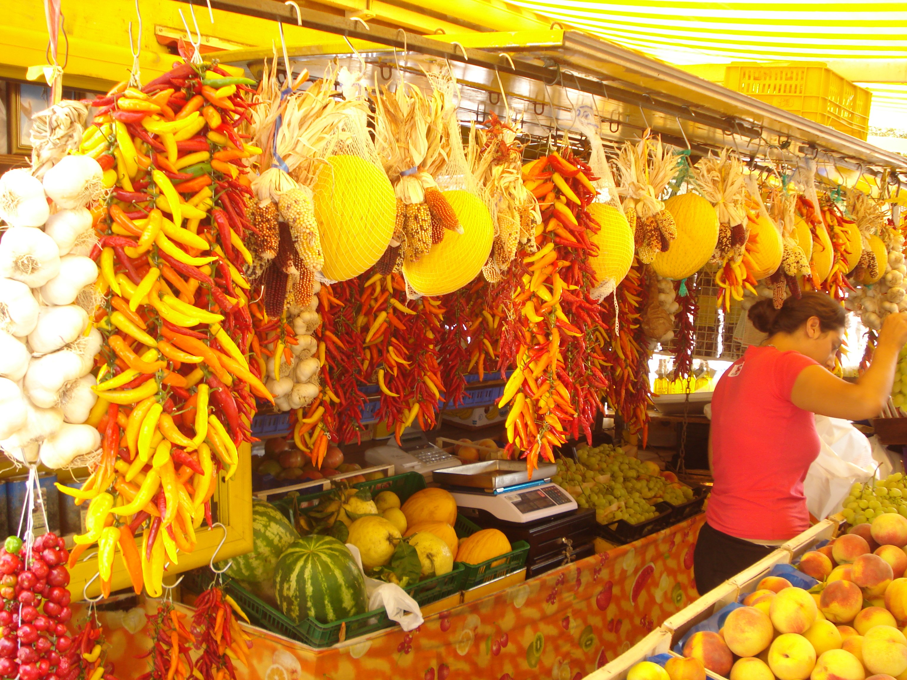 Pimientos colgados en un toldo de un mercado en Positano, Italia. Pimientos colgados en un toldo de un mercado en Positano, Italia.