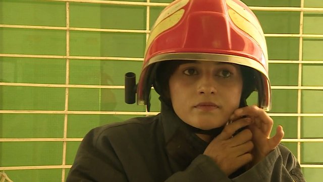 Meet Pakistan's first female fire fighter - BBC News
