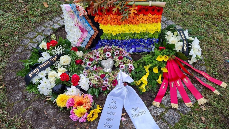 La tumba de Ella en Berlín, con flores con los colores de la bandera LGBTQ+