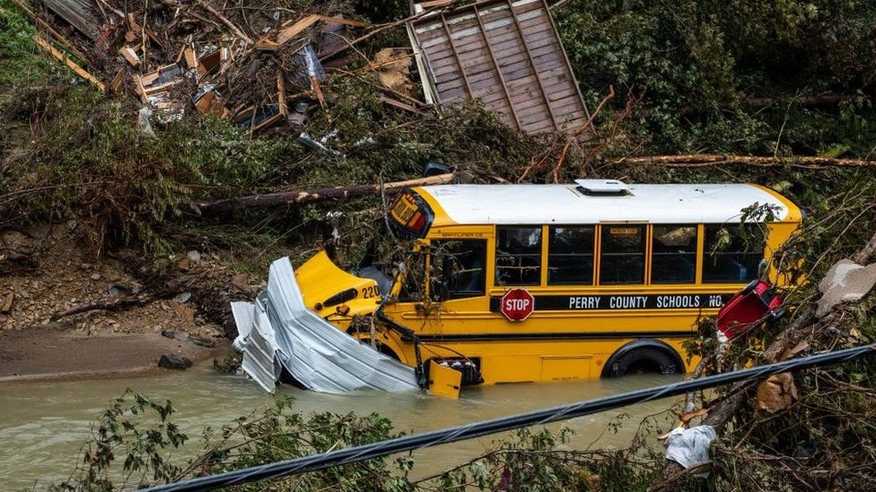 حافلة مدرسية متعطلة بعد هطول أمطار غزيرة بالقرب من مدينة جاكسون