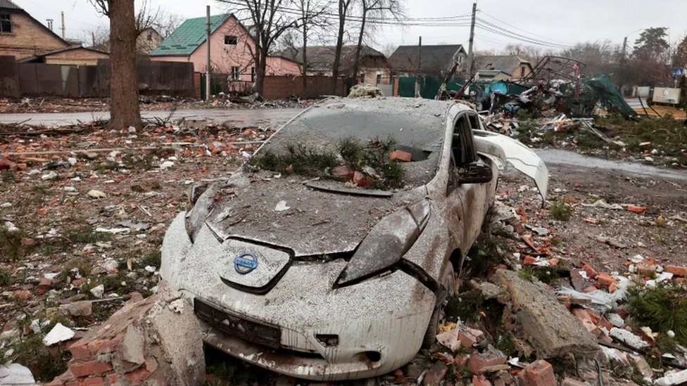 Un auto calcinado durante los bombardeos a la ciudad de Irpin, en la regi[on de Kiev.