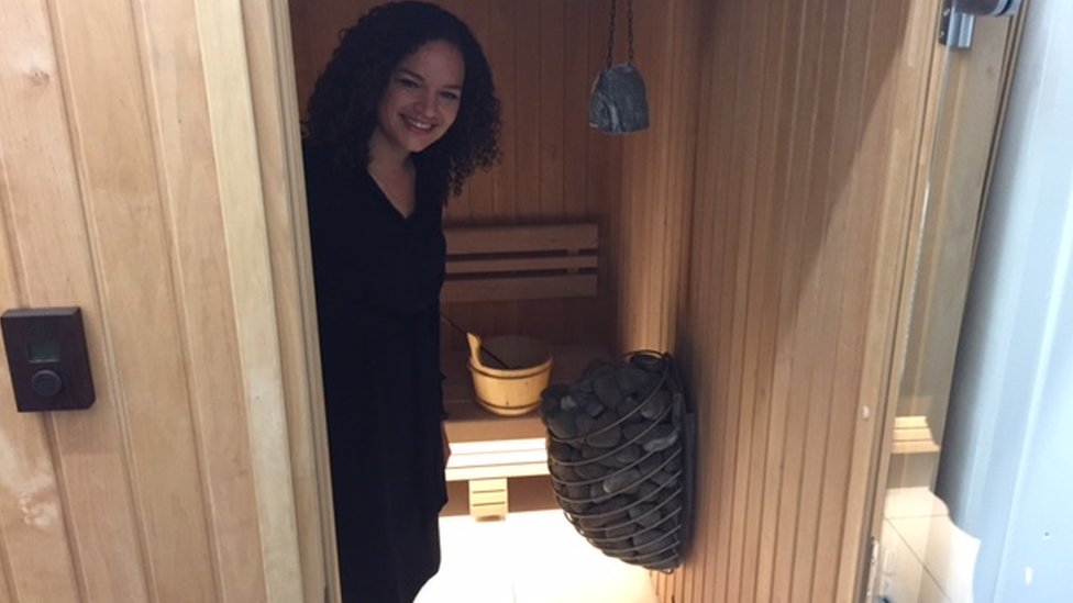 Inez Miedema en la sauna de TransferWise Sauna en Transferwise