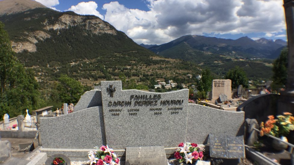 En el cementerio de Jausiers también está presente el apellido Derbez. Tumba en Jausiers