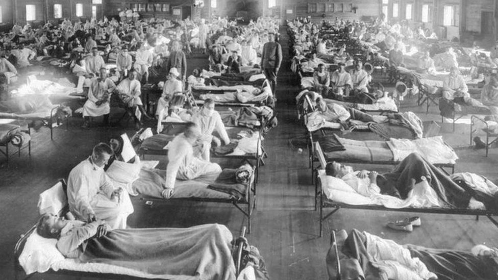 На этой фотографии 1918 года жертвы гриппа толпятся в больнице скорой помощи в Кэмп-Фанстон, подразделении Форт-Райли в Канзасе