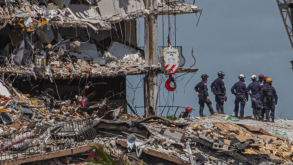 Equipos de búsqueda y rescate en medio de los escombros del edificio derrumbado.