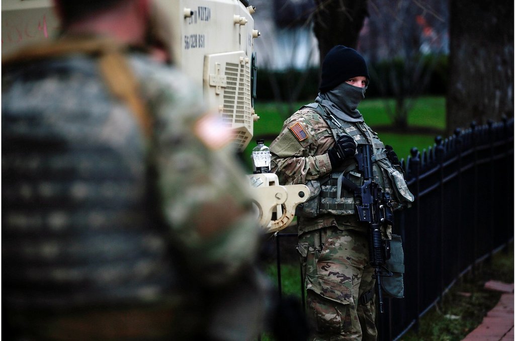 1月16日，美國國民警衛隊成員在國會大廈附近警戒。