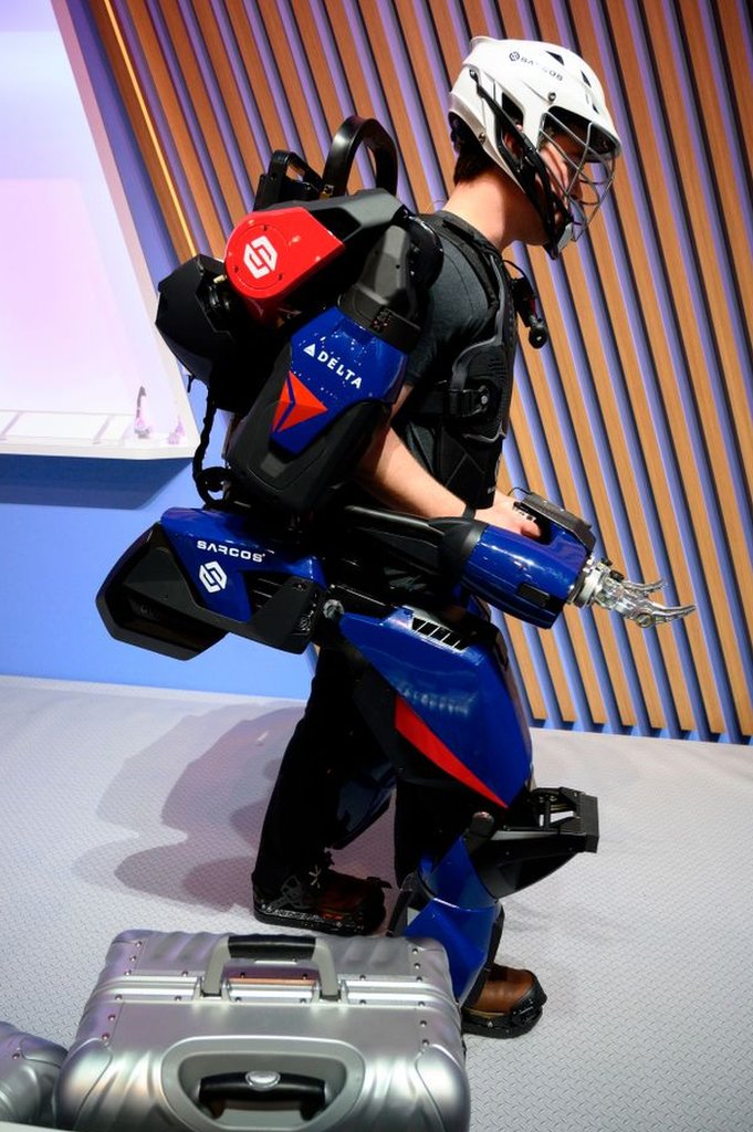 Seorang pria menguji coba eksoskeleton buatan Sarcos Robotics.