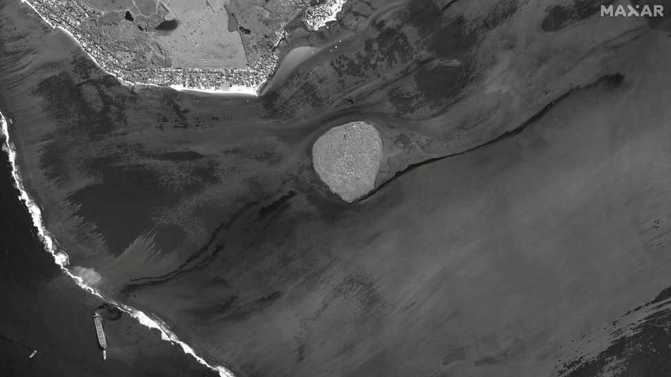 На спутниковом снимке видно судно и разлив нефти