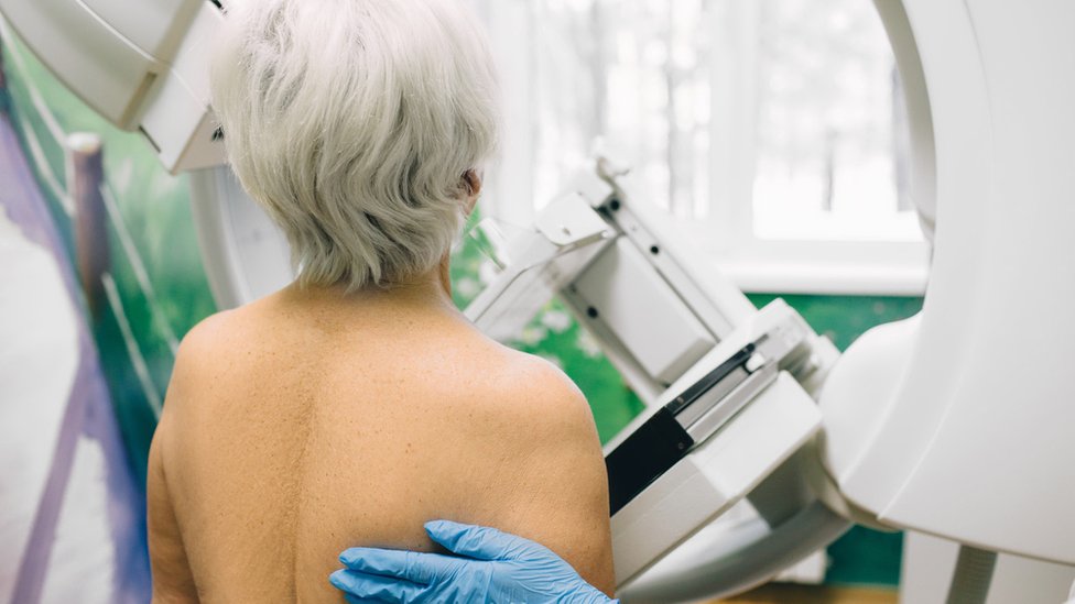 Женщина, проходящая маммографию или обследование на рак груди