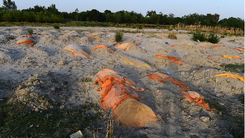 Valas feitas informalmente para vítimas da covid nas areias das margens do Ganges