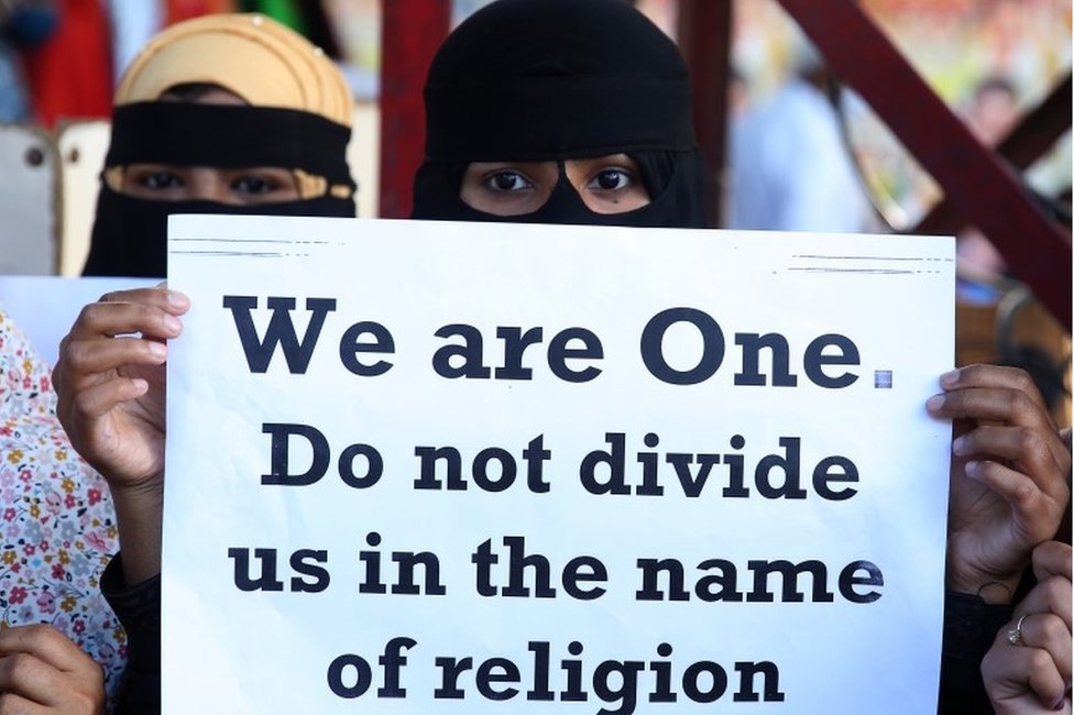 Люди из различных правозащитных организаций держат плакаты во время акции протеста против правительства, возглавляемого БДП, и главного министра штата Уттар-Прадеш Йоги Адитьянатха по поводу так называемого закона о «любовном джихаде»,