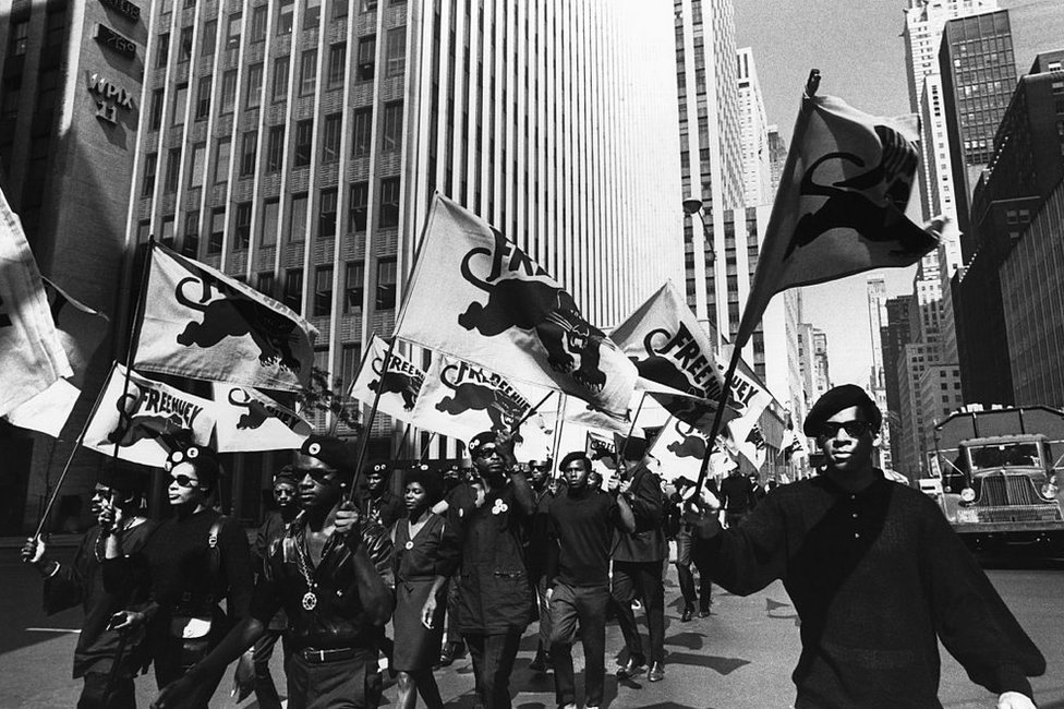 Marcha de unos Panteras Negras en Oakland, California.