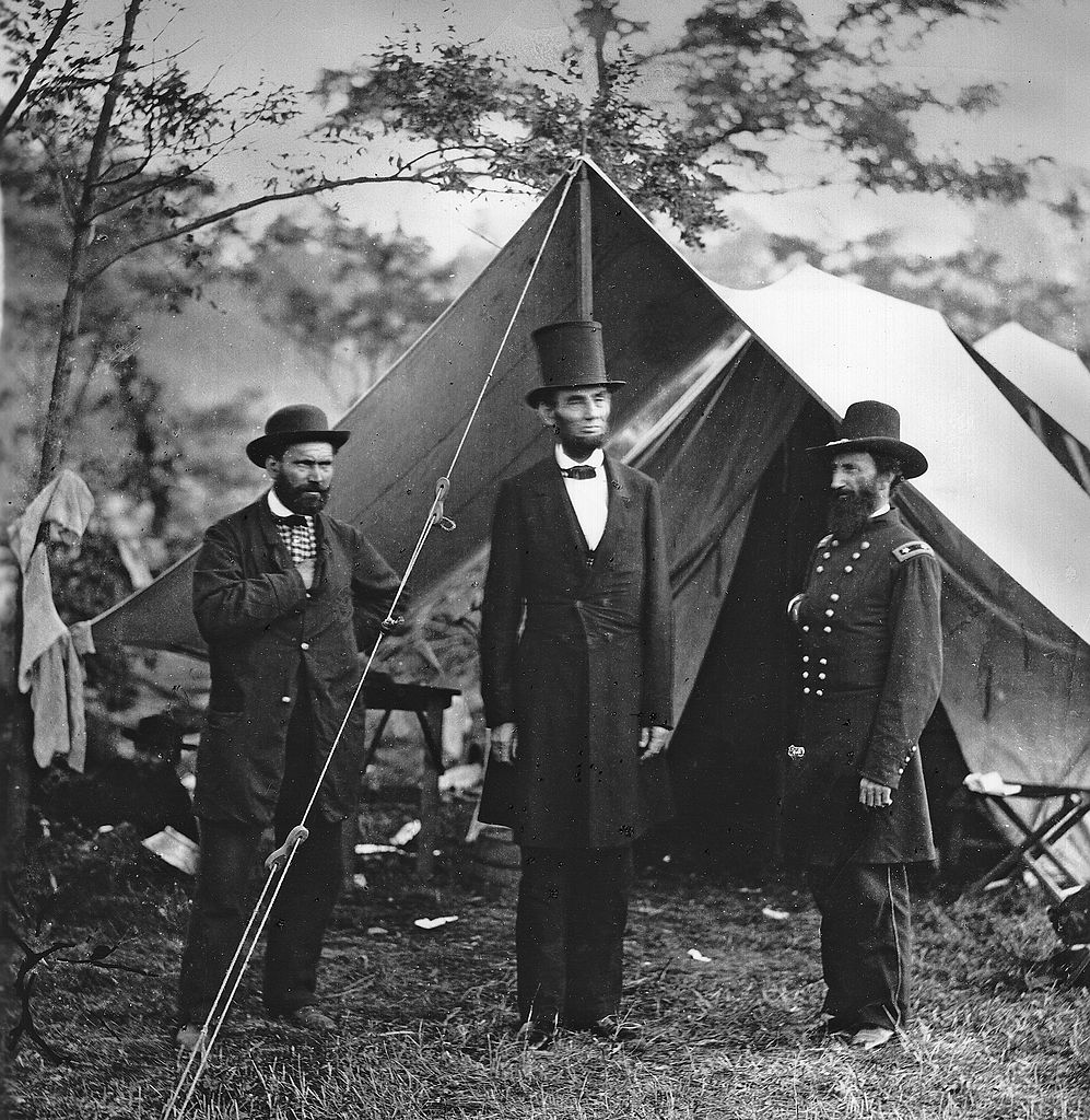 Abraham Lincoln, 16º presidente dos Estados Unidos, no centro da foto, com Allan Pinkerton à esquerda