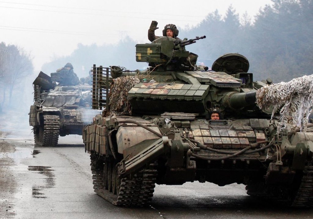 Tanque ucraniano se dirige al frente de batalla.