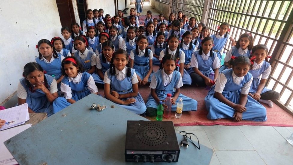 Индийские школьники слушают радиопередачу речи, посвященной Дню учителя, в школе в Бхопале, Индия, 4 сентября 2015 г.