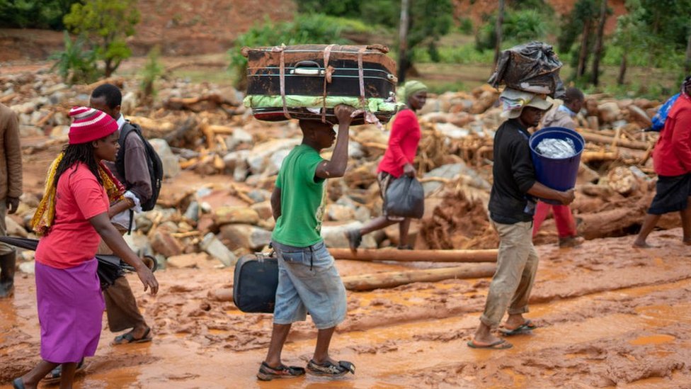 Personas desplazadas por el ciclón en Zimbabue.