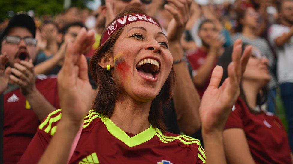 La fiesta que se vivió en el estadio Olímpico de Caracas fue un paréntesis en medio de los enfrentamientos que se vive en la capital venezolana. Aficionados venezolanos