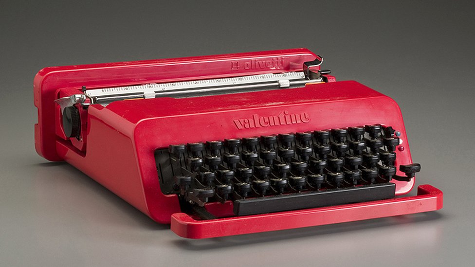 Знаменитая пишущая машинка "Валентин" Оливетти Соттсасса, который сказал, что использовал ярко-красный цвет, "чтобы никому не напоминать о монотонном рабочем графике"