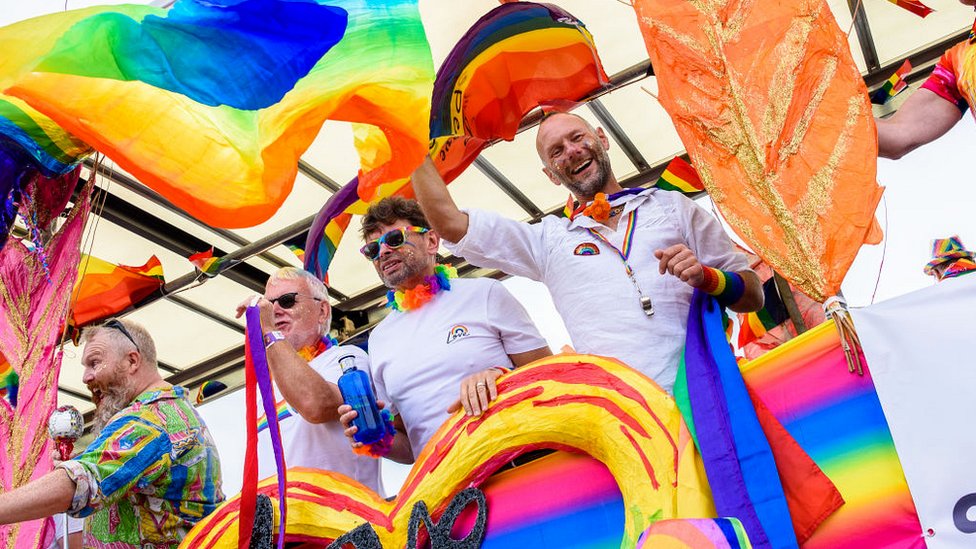 Члены хора геев на плаву во время парада прайдов в Брайтоне в этом месяце