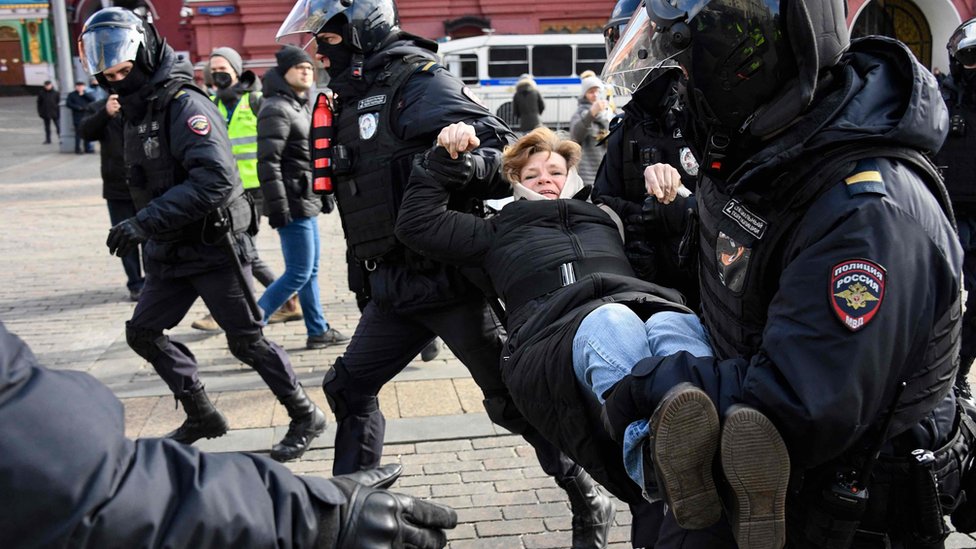 Polisi Rusia membawa warga yang menentang perang