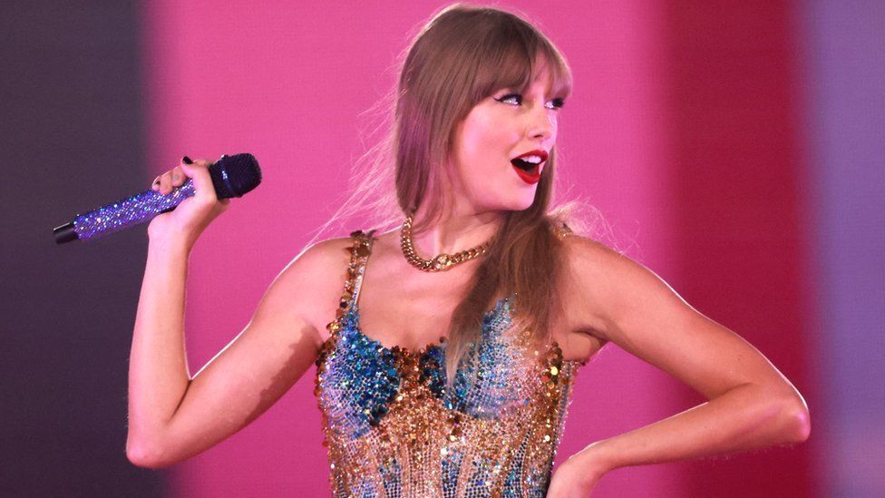 Taylor Swift: Fans react as new album is apparently leaked