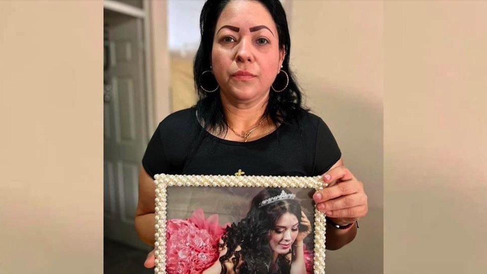 Erika Navarro con una foto de su hija Frida.