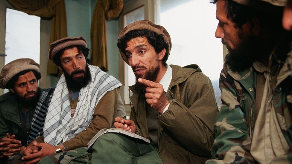 أحمد شاه مسعود (الثالث من اليسار)