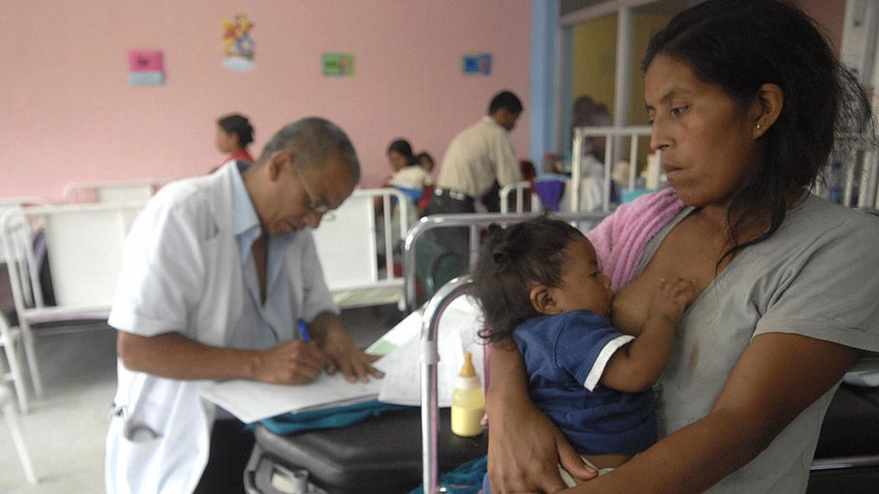 Mujer indígena en centro de salud de Guatemala