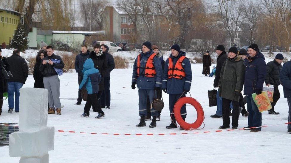 Кому праздник, а кому - работа. Во избежание несчастных случаев, на водоемах страны дежурят почти 3 тысячи спасателей