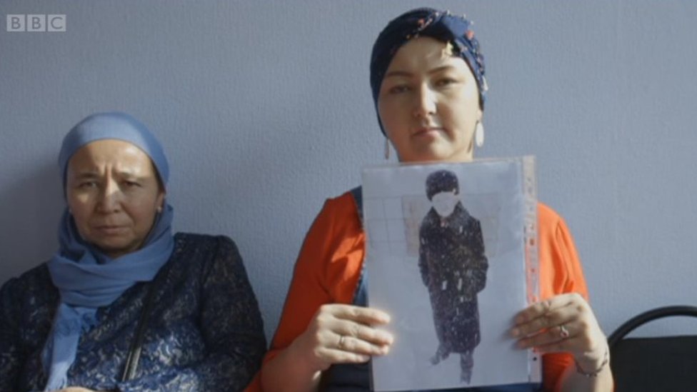 Dibantu kelompok hak asasi manusia Atarjut, Muslim Kazakh berkampanye mencari anggota keluarga mereka yang masih hilang.