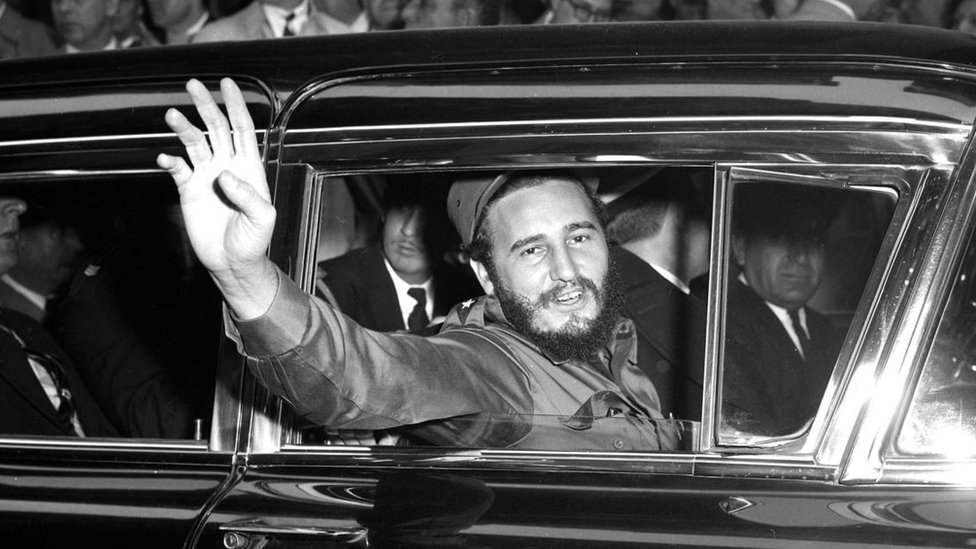 Fidel Castro saludando desde un auto